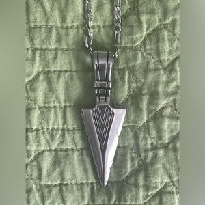 EUC HEAVY SPEAR OR ARROWHEAD PENDENT 22” LONG STAINLESS STEEL NECKLACE